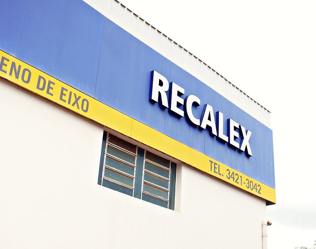 Letreiro da Recalex Luz, matriz da rede desde 1976, em Minas Gerais